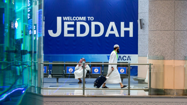 Jemaah haji tiba di Bandara di Bandara King Abdulaziz di Jeddah, Arab Saudi, Sabtu (25/7). Foto: Kementerian Media Saudi