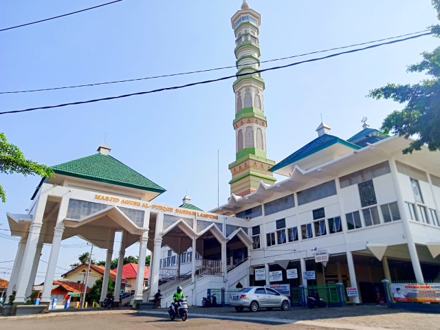 Masjid Agung Al-Furqon Bandar Lampung, Senin (27/7) | Foto : Sidik Aryono/Lampung Geh