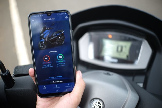 Menghubungkan fitur Y-Connecet dengan all new Yamaha NMax. Foto: Bangkit Jaya Putra/kumparan
