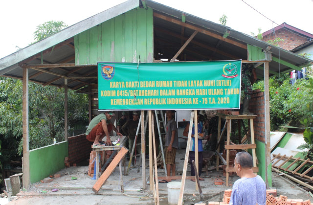 Kodim 0415/Batanghari Bedah Rumah Janda Veteran di Kelurahan Jelutung. Foto: Ist