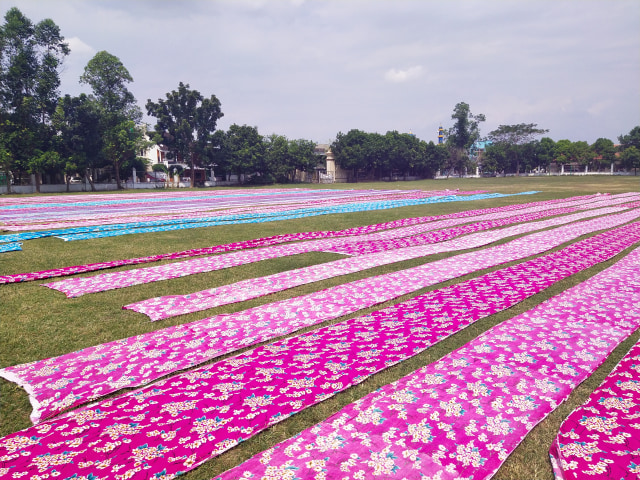 Meskipun akan dijadikan tempat latihan untuk persiapan Piala Dunia U-20, ternyata Lapangan Sriwaru digunakan untuk menjemur batik oleh warga sekitar