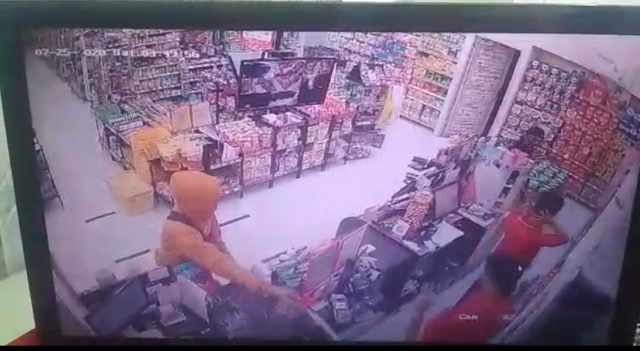 Capture rekaman CCTV yang menunjukkan 1 dari 4 orang perampok mengancam pelayan minimarket di Desa/Kecamatan Kramatmulya, Kabupaten Kuningan. (Andri Yanto)