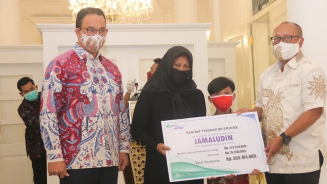Gubernur DKI Jakarta Anies Baswedan berikan bantuan Jamsostek kepada keluarga PPSU korban tabrak lari. Foto: Pemprov DKI Jakarta