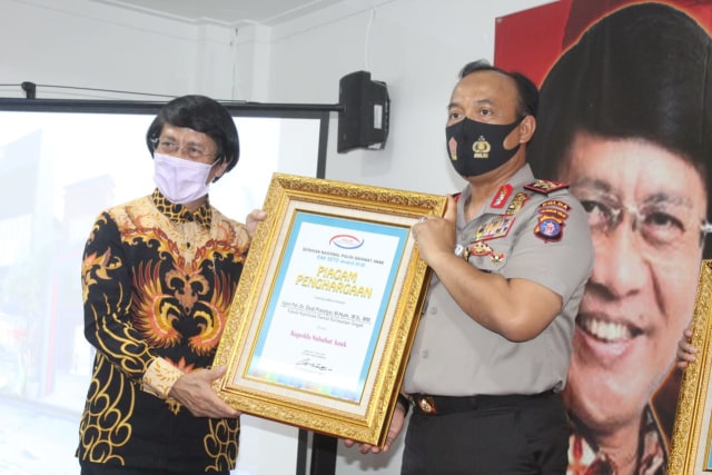 Kapolda Kalteng Irjen Pol Dedi Prasetyo saat menerima Kak Seto Award 2020, Senin (27/7).