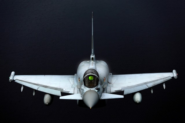 Eurofighter Typhoon Inggris terbang dalam misi patroli di atas Laut Baltik. Foto: Dok. Wikimedia Commons. 