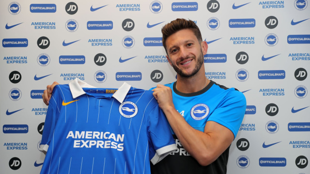 Adam Lallana berjersi Brighton & Hove Albion. Foto: Twitter/@officialBHAFC