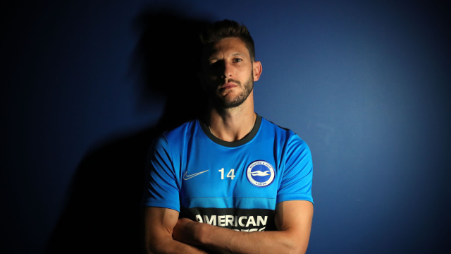 Adam Lallana berjersi Brighton & Hove Albion. Foto: Twitter/@officialBHAFC