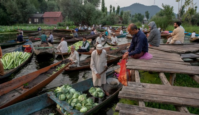 Pasar Terapung di Srinagar, India. Foto: Dar Yasin/AP