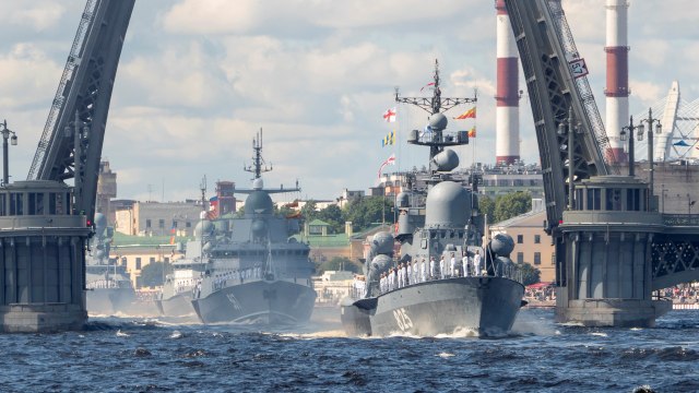 Parade Hari Angkatan Laut di Rusia. Foto: Alexey Pavlishak/Reuters