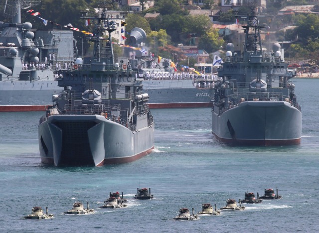 Kapal Angkatan Laut Rusia. Foto: Alexey Pavlishak/Reuters