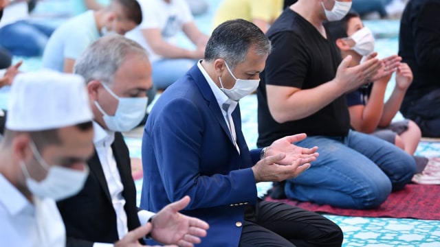 Muslim Turki Berbondong-bondong Salat Subuh di Masjid Hagia Sophia (64774)