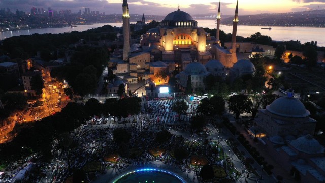 Muslim Turki Berbondong-bondong Salat Subuh di Masjid Hagia Sophia (64775)