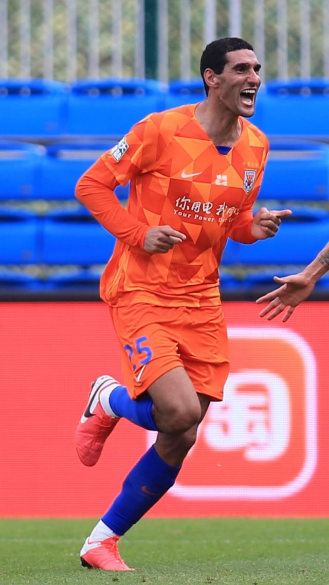 Marouane Fellaini saat berseragam Shandong Luneng. Foto: STR / AFP