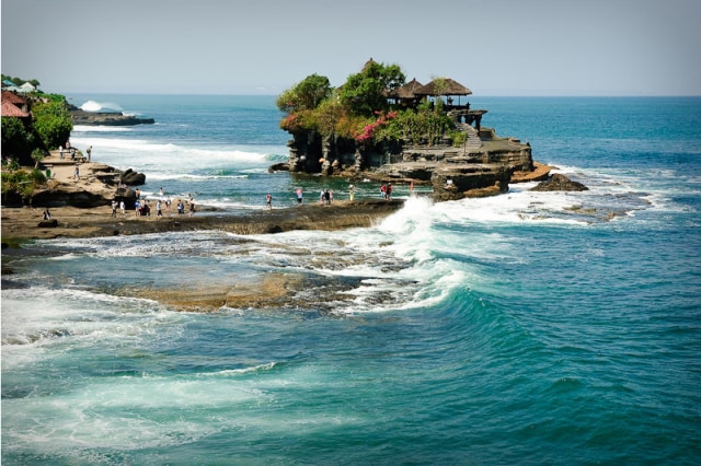 Tanah Lot di Bali. Foto: Wikipedia