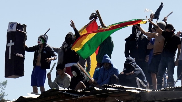 Foto: Aksi Protes Narapidana dari Atap Penjara di Bolivia (56772)