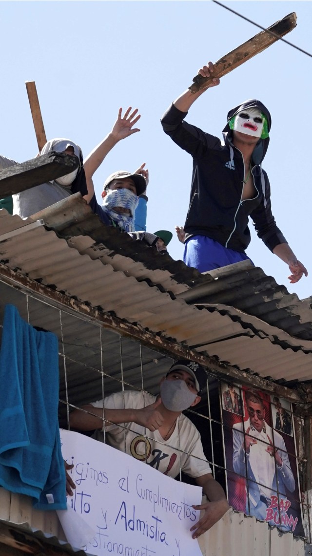 Foto: Aksi Protes Narapidana dari Atap Penjara di Bolivia (56771)