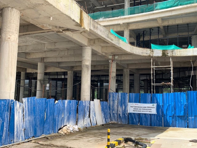Pembangunan pusat perbelanjaan di Kabupaten Kubu Raya. 16 pekerja dari proyek tersebut dinyatakan positif COVID-19. Foto: Teri/Hi!Pontianak