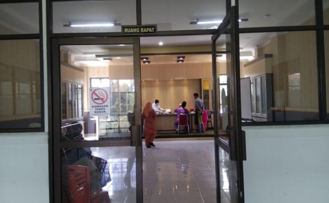 PEGAWAI Dinas Pendidikan dan Kebudayaan (Disdikbud) Kabupaten Siak, saat menjalani tes swab di kantor Disdikbud. 