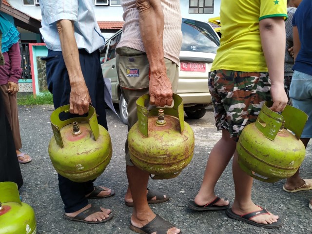 Pembeli antre untuk mendapatkan gas LPG 3 kilogram di Singkawang. Foto: Reza Novriandi/Hi!Pontianak