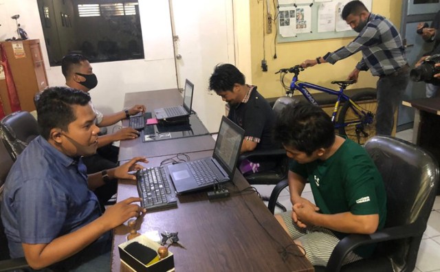 ABANG dan adik pencuri sepeda murid SD di Pekanbaru saat diperiksa penyidik Polsek 50. 