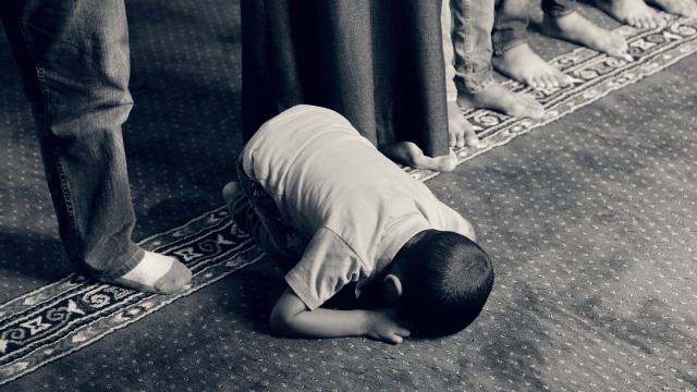 Ilustrasi seseorang yang melakukan sujud. Foto: Pixabay