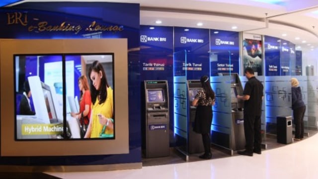 Ilustrasi: Para nasabah BRI menggunakan ATM di sebuah E-Banking Lounge BRI. BRI memastikan layanan perbankan tetap normal dalam kondisi listrik yang belum optimal saat ini. Foto: Dok. BRI