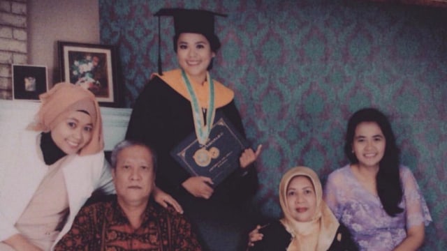 Dea Pertiwi (baju wisuda) dan keluarganya Foto: Dok. Istimewa