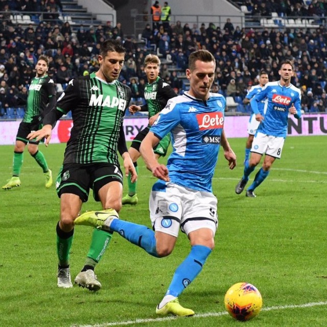 Aksi Arkadiusz Milik di laga melawan Sassuolo. Foto: Akun Twitter @SSCNapoli