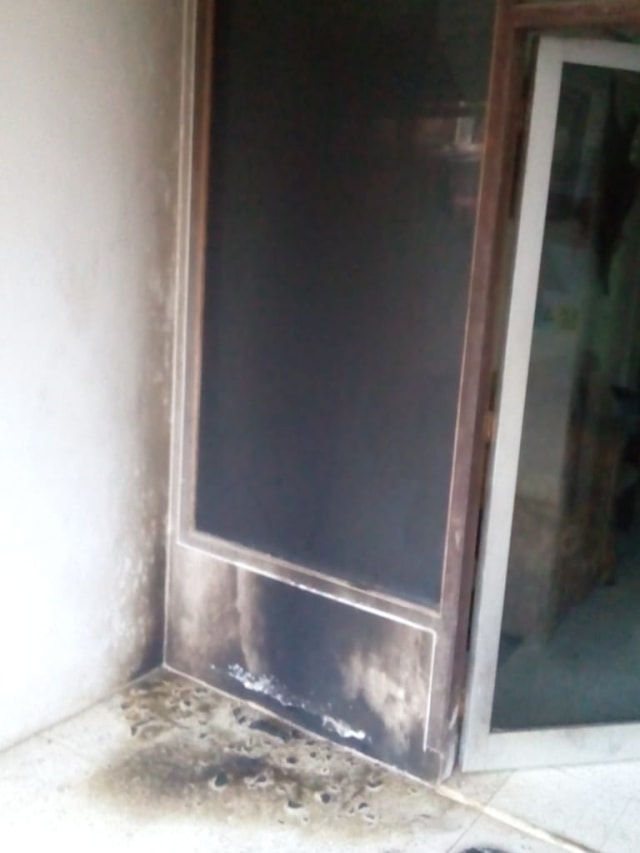 Kondisi rumah yang juga Kantor Sekretariat DPC PDIP Megamendung Bogor usai dilempari bom molotov.  Foto: Dok. Istimewa