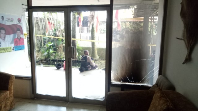 Kondisi rumah yang juga Kantor Sekretariat DPC PDIP Megamendung Bogor usai dilempari bom molotov.
 Foto: Dok. Istimewa