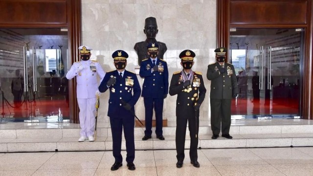Panglima TNI Marsekal Hadi Tjahjanto memberi penghargaan untuk Kapolri Jenderal Idham Azis.  Foto: Polri
