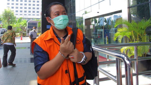 Terpidana kasus dugaan suap penyaluran pembiayaan skema bantuan pemerintah melalui Kemenpora kepada KONI, Miftahul Ulum tiba di gedung KPK, Jakarta, Selasa (28/7). Foto: Reno Esnir/ANTARA FOTO