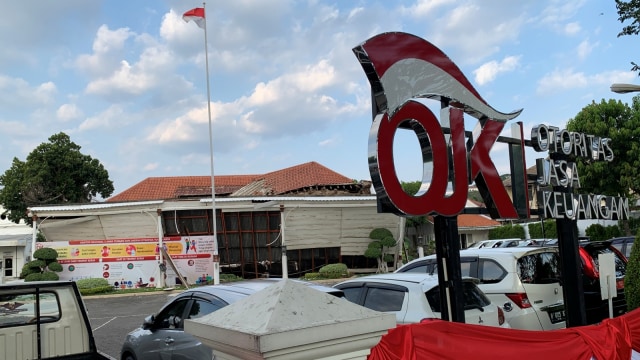 Gedung Otoritas Jasa Keuangan (OJK) Kantor Regional 3 Jawa Tengah dan Daerah Istimewa Yogyakarta di Semarang ambruk. Foto: Afiati Tsalitsati/kumparan