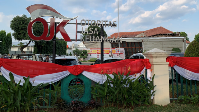 Gedung Otoritas Jasa Keuangan (OJK) Kantor Regional 3 Jawa Tengah dan Daerah Istimewa Yogyakarta di Semarang ambruk. Foto: Afiati Tsalitsati/kumparan