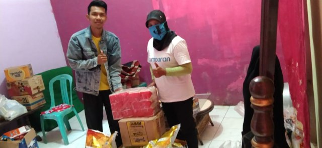 Penyerahan bantuan bahan makanan dari kumparan kepada Relawan Kitorang Berbagi, untuk selanjutnya disalurkan kepada warga Kota Sorong yang terdampak banjir, foto : Yanti