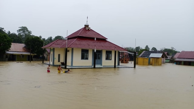 Banjir yang merendam kawasan Aceh Barat. Foto: Siti Aisyah/acehkini 