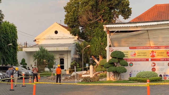 Gedung Otoritas Jasa Keuangan (OJK) Kanreg 3 Jawa Tengah dan DIY di Semarang ambruk. Foto: Afiati Tsalitsati/Kumparan