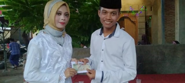 Viral pria di Lombok nikahi pasangannya dengan maskawin uang Rp 1.000. Foto: Dok. Istimewa