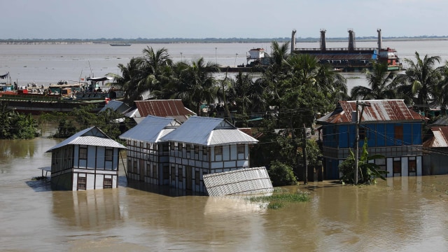 Bangladesh ketika terdampak Banjir. Foto: Mohammad Ponir Hossain/Reuters