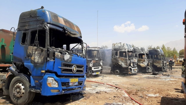 Konsisi enam truk bahan bakar setelah meledak dan terbakar di Provinsi Kermanshah, Iran, Selasa (28/7). Foto: WANA (West Asia News Agency) via REUTERS