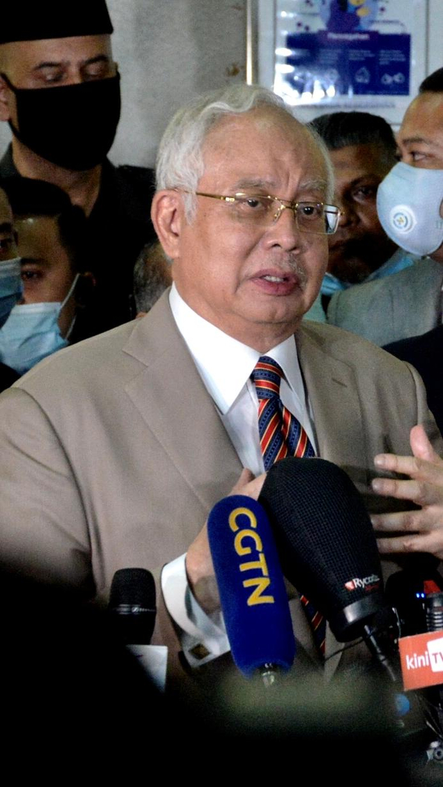 Mantan Perdana Menteri Malaysia Datuk Seri Najib Razak menyatakan akan banding ke Mahkamah Banding dalam jumpa pers usai sidang di Mahkamah Tinggi Kuala Lumpur, Selasa (28/7). Foto: Agus Setiawan/ANTARA FOTO