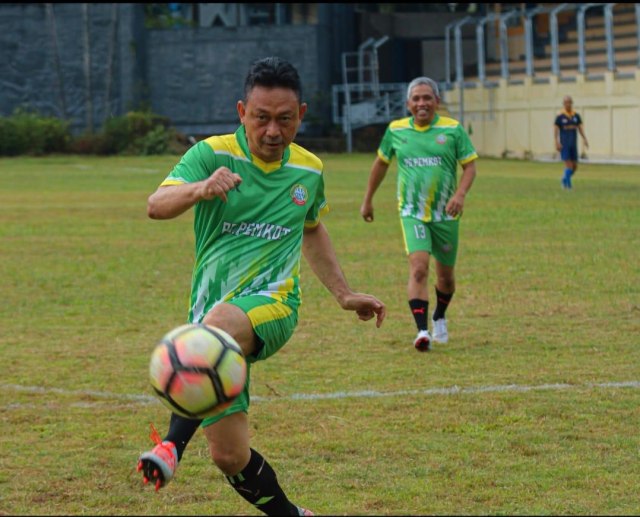 Wali Kota Pontianak menendang bola. Foto: Dok Istimewa