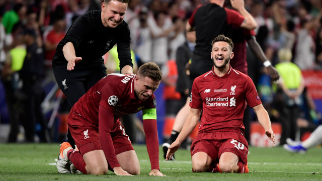 Jordan Henderson dan Adam Lallana berjersi Liverpool. Foto: Javier Soriano/AFP