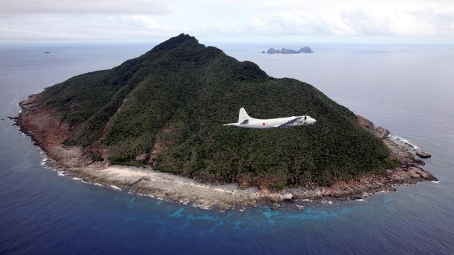 Pesawat patroli Jepang terbang di atas Pulau Senkaku atau Pulau Diaoyu. Foto ini dimambil pada 28 November 2013. Foto: AFP