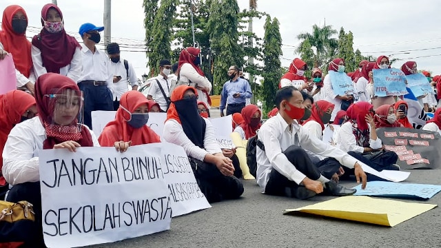 Guru swasta di Kota Padang, Sumatera Barat aksi di depan kantor Gubernur Sumbar soal PPDB 2020 (Foto: Adi S/Langkan.id)