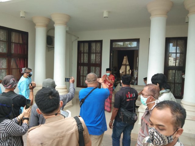 Bupati Ogan Ilir, Ilyas Panji Alam saat mengumumkan dirinya positif corona kepada awak media. (foto: istimewa)