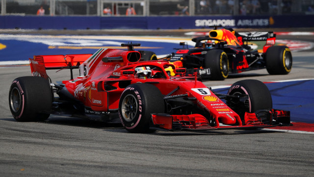 Pebalap Scuderia Ferrari, Sebastian Vettel, di Sirkuit Marina Bay saat menjalani sesi latihan bebas GP Singapura 2018. (Foto: REUTERS/Kim Hong-Ji)