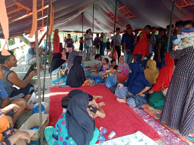 Warga terdampak banjir di Aceh Barat mulai menempati tenda darurat. Foto: Siti Aisyah/acehkini