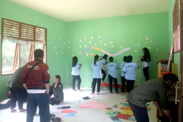 Mahasiswa STKIP Melawi Kampus Entikong menggelar bakti sosial di PAUD Kinyo. Foto: Dok A Alfian
