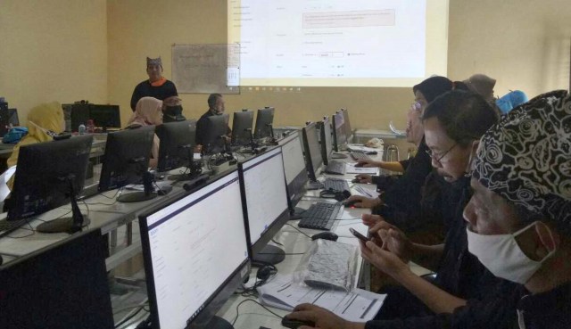 In House Training e-Learning  Untuk Peningkatan Kompetensi Guru di Banyuwangi 